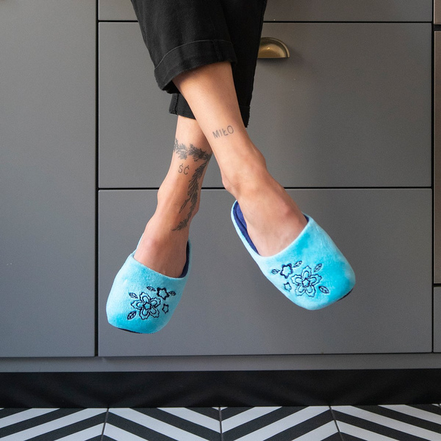 OUTLET Modré dámské pantofle s výšivkou SOXO s tvrdou TPR podrážkou