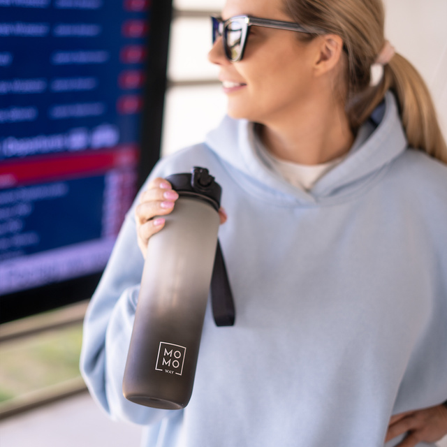 MOMO WAY láhev na vodu šedá a černá | nápad na dárek | Bez BPA | Tritan