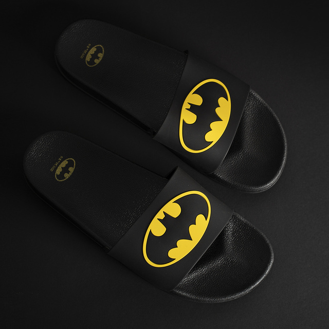 Dárek pro tátu: 1x Barevné pánské ponožky SOXO s nápisem "Super táta" a 1x pánské žabky Batman | Dárek ke dni otců