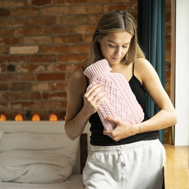 Růžový SOXO termofor HEATER ve svetru jako dárek