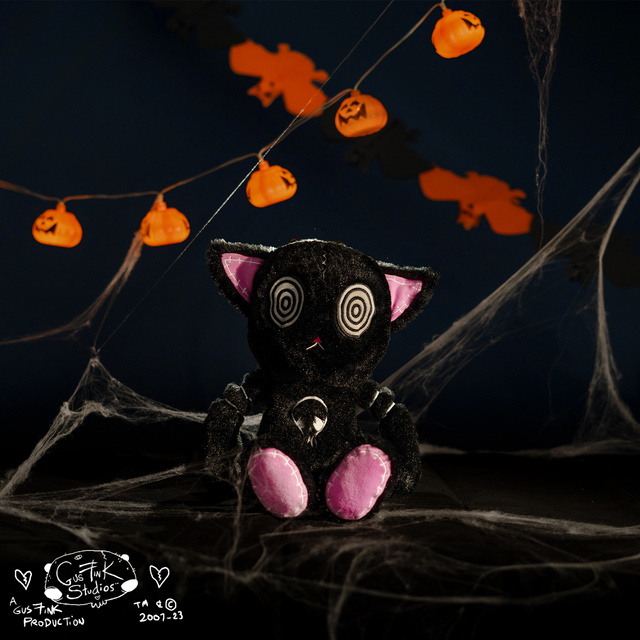 Maskot Gus Fink černá kočka HypnoCat Plushie Pal