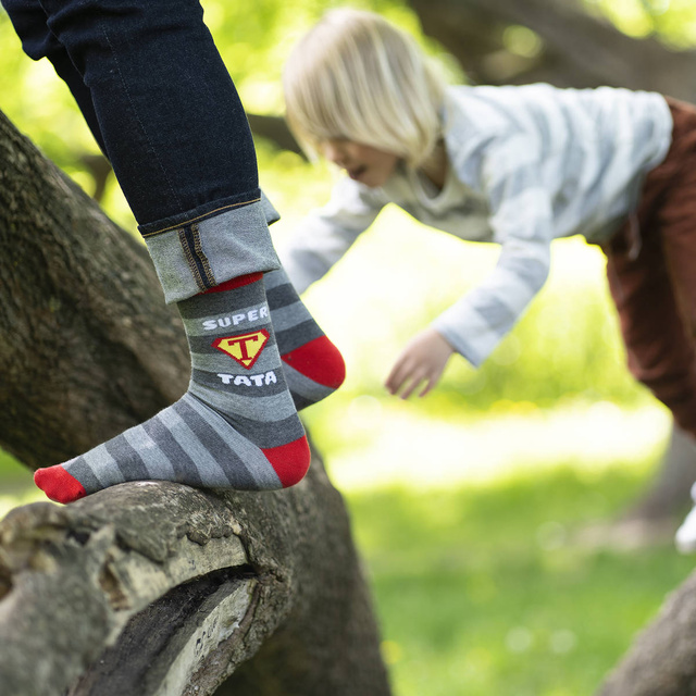 Dárek pro tátu: 1x Barevné pánské ponožky SOXO s nápisem "Super táta" a 1x pánské žabky Batman | Dárek ke dni otců