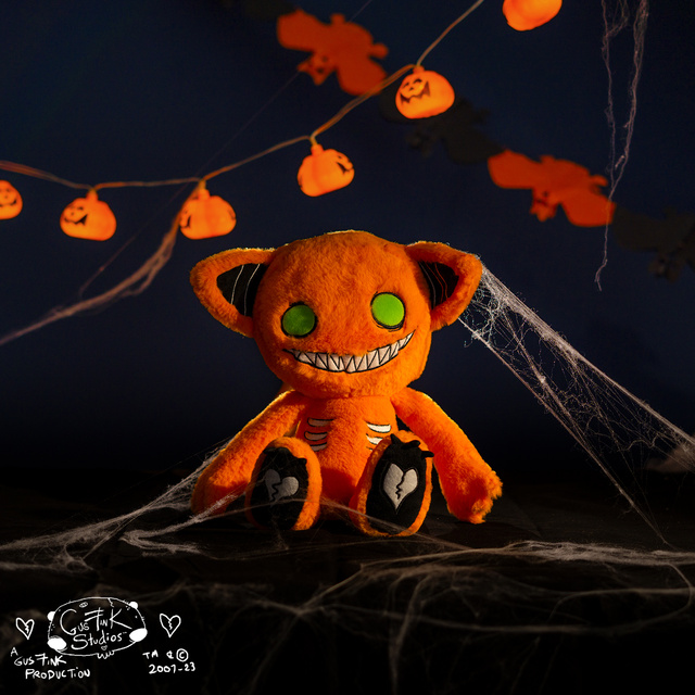 Maskot Gus Fink oranžová kočka Slurg