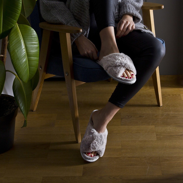 Dámské kožešinové pantofle SOXO šedé barvy s tvrdou TPR podrážkou, balené v dárkové krabičce