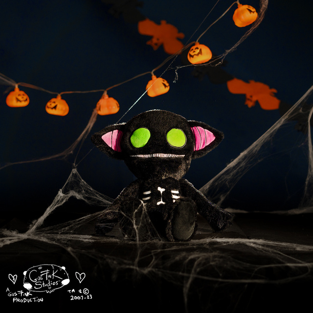 Maskot Gus Fink černá kočka Skellbo Gooli Monsters