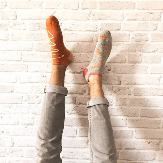 Barevné pánské kotníčkové ponožky SOXO nepasující do páru vtipné hot dog