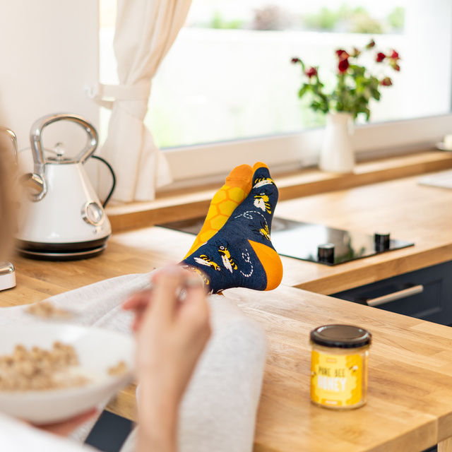 Barevné pánské ponožky SOXO GOOD STUFF Pure bee Honey ve sklenici vtipné bavlněné