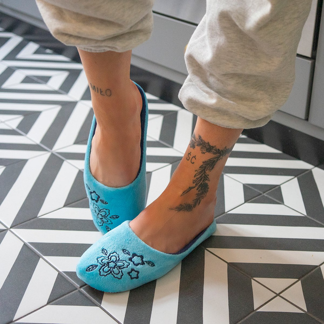 OUTLET Modré dámské pantofle s výšivkou SOXO s tvrdou TPR podrážkou