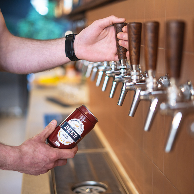 Barevné pánské ponožky SOXO GOOD STUFF zábavné irské červené pivo v plechovce jako dárek