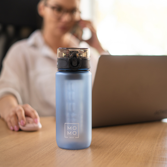OUTLET Láhev na vodu 0,6L MOMO WAY šedá | nápad na dárek | Bez BPA | Tritan